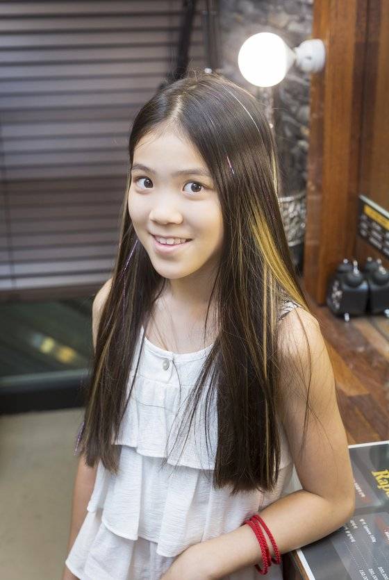 after 시술 후 긴 머리카락 사이로 블링블링 트윙클이 보이는 게 인상적이다.