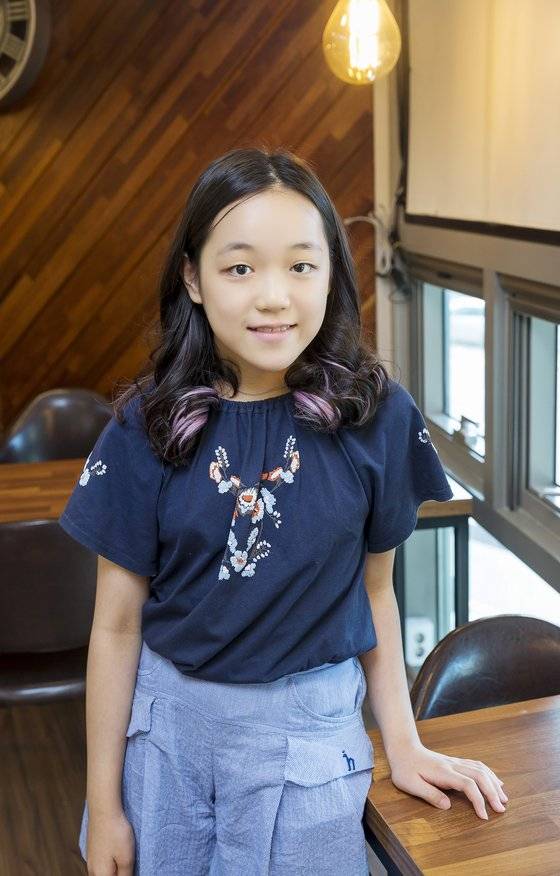 after 밋밋한 검은 머리카락 사이로 보이는 라벤더 컬러 포인트 붙임머리가 시선을 집중시킨다.