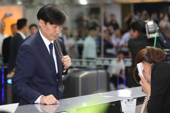 조국 법무부 장관 후보자가 2일 오후 서울 여의도 국회에 들어가기 위해 출입증을 받고 있다. [뉴스1]