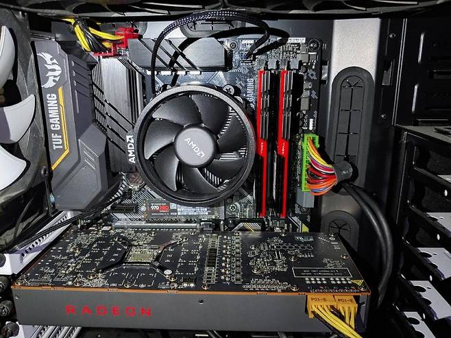 AMD 라이젠 5 3600과 라데온 5700 시스템 구성