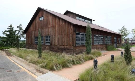 전북 고창 '상하농원' 내 건축물은 자연과 잘 어울리도록 목재, 자연석, 벽돌 등의 친환경 재료들로 지어졌다. 유럽 농가에 온 듯 이국적인 모습은 사진찍기에 최적의 배경이다.