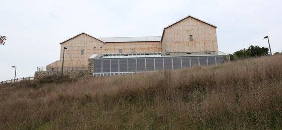 전북 고창 '상하목장' 내 위치한 호텔 파머스 빌리지. 헛간을 모티브로 디자인된 만큼 목재와 자연석을 이용해 외장을 꾸몄다.