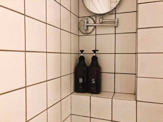 전북 고창 '상하목장' 내 호텔 파머스 빌리지에선 일회용 어매니티를 제공하지 않는다. 친환경 호텔이 컨셉이기 때문이다. 대신 대용량 제품들을 비치했다.