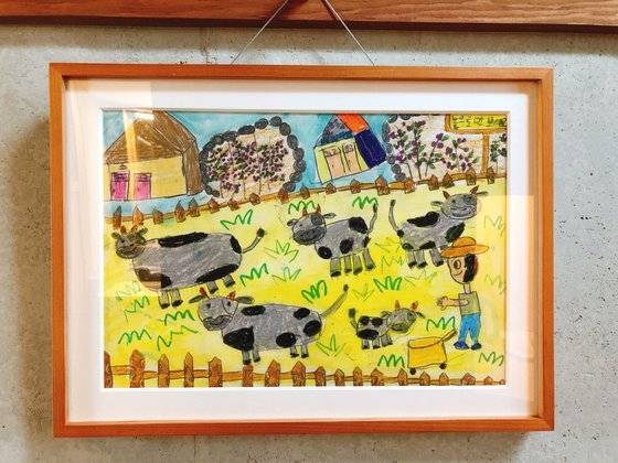 전북 고창 '상하목장' 내 호텔 파머스 빌리지. 일반 호텔들과 달리 이곳 객실에는 명화 카피 대신 아이들의 그림이 걸려 있다. 상하목장을 주제로 사생대회를 열어 수상한 초등생들의 작품이다.