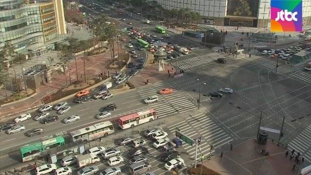 교차로 우회전 때는 차량 신호에 따른 진행 요령을 잘 알아야 한다. [사진 JTBC 캡처]