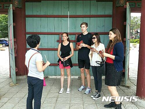 【서울=뉴시스】 문화관광해설사가 관광객들을 안내하는 모습. (사진=뉴시스DB)