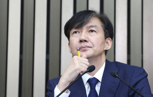 조국 법무부 장관 후보자가 2일 오후 국회에서 저녁 식사를 마치고 다시 시작된 기자간담회에서 취재진의 질문을 경청하고 있다. 연합뉴스