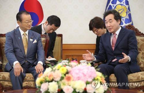 이낙연 총리가 작년 8월 방한한 일한친선협회 가와무라 다케오 회장과 대화하고 있는 모습. [연합뉴스 자료사진]