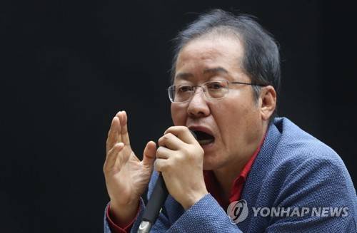 홍준표 전 대표, 조국 후보자 비판 (창원=연합뉴스) 김동민 기자 = 홍준표 자유한국당 전 대표가 3일 오후 경남 창원시 의창구 창원대학교 봉림관에서 열린 '홍준표와 청년 네이션 리빌딩을 말하다'라는 강연회에 참석해 발언하고 있다. 2019.9.3 image@yna.co.kr