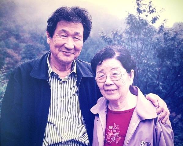 생전의 송기득(왼쪽) 교수와 정순애(오른쪽)씨 부부. 13살 연상인 아내와 63년을 회로한 뒤에도 900통의 편지를 써 책을 펴낸 ‘순애보’의 주인공이다. 사진 조현 기자