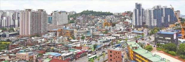 재개발 사업이 활발히 이뤄지고 있는 서울 동작구 흑석뉴타운 일대.  /한경DB