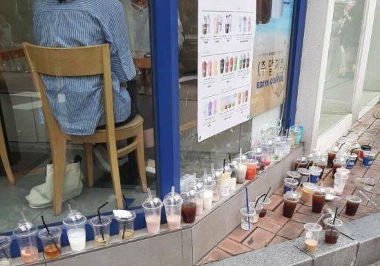 1일 이디야 홍익대학교점 주변으로 수많은 음료들이 버려져 있다. 누리꾼 제공