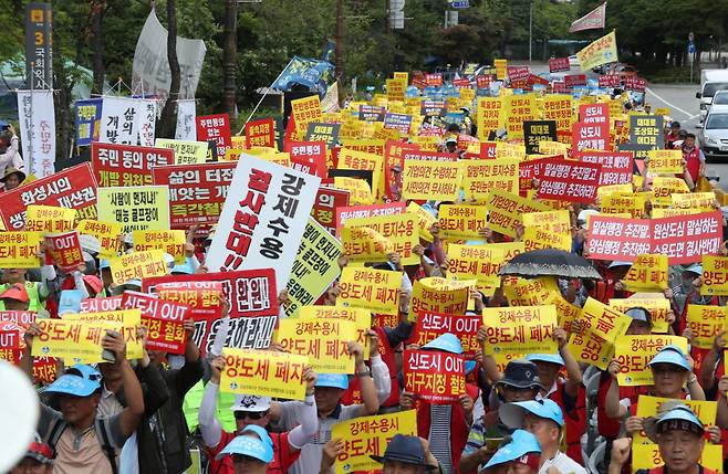 지난 6월 서울 여의도 국회 인근에서 열린 ‘3기 신도시 철회 및 공공주택 정책 규탄 대회’ 집회. /사진=뉴시스 홍효식 기자