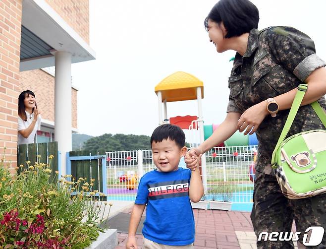 해군이 여군의 날을 앞둔 5일 덕적도 기지에 아이를 데리고 자원해 간 전탐부사관 강서연 중사를 소개했다. 강서연 중사가 육아시간 제도를 활용하여 아이를 데리고 온 후 아이와 즐거운 시간을 보내고 있다. (해군 제공)2019.9.5/뉴스1