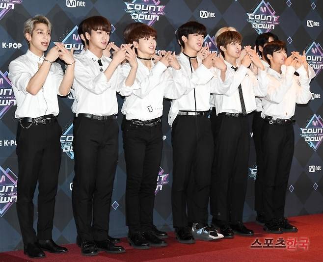 Mnet '엠카운트다운' 리허설 전 포토타임에 참석한 X1. 사진=조은정 기자 new@hankooki.com