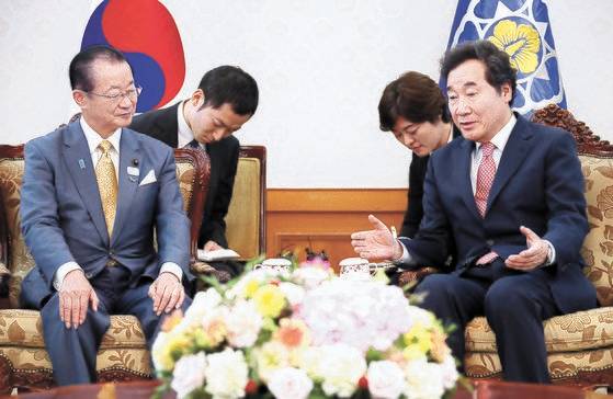 가와무라 다케오 일·한 의원연맹 간사장은 지난 3일 열린 기자간담회에서 ’한국 정부가 징용 문제 해결을 위한 ‘1+1+알파’ 안을 8월 15일께 일본 측에 비공개로 제시했다“고 밝혔다. 사진은 지난해 8월 이낙연 국무총리(오른쪽)가 방한한 다케오 간사장과 대화하는 모습. [연합뉴스]