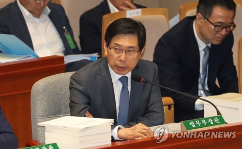 답변하는 박상기 법무 (서울=연합뉴스) 하사헌 기자 = 박상기 법무부 장관이 5일 오전 열린 국회 예결위 전체회의에서 의원질의에 답변하고 있다. toadboy@yna.co.kr