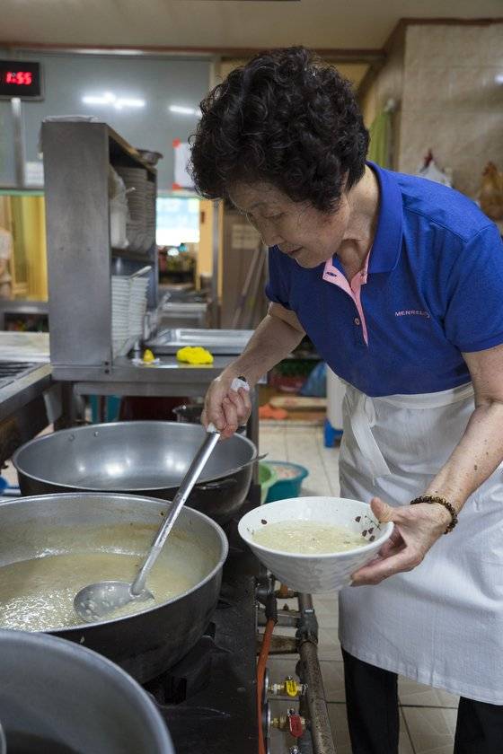 ‘계화회관’ 이화자(76) 할머니. 39년 경력의 백합죽 달인이다.