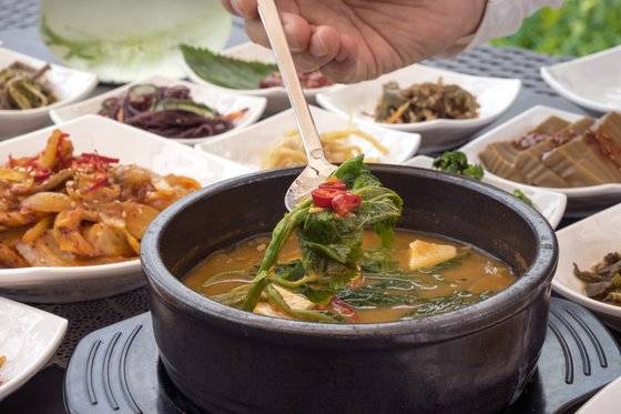 뽕잎을 넣어 끓인 청국장.