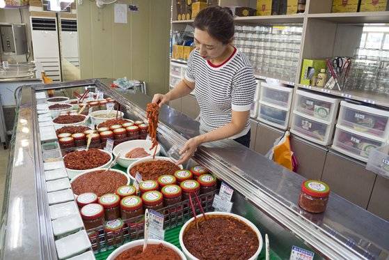 곰소항 젓갈 단지의 '명품종가집젓갈'. 여러 젓갈을 시식해 보고 살 수 있다. 500g에 1만 5000원 선이다. 백종현 기자
