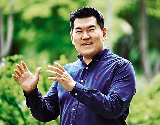 책 ‘돌봄의 기술’ 저자 김유비 목사가 지난 3일 서울 여의도 국민일보빌딩에서 인터뷰를 갖고 자기 돌봄의 중요성에 관해 설명하고 있다. 강민석 선임기자