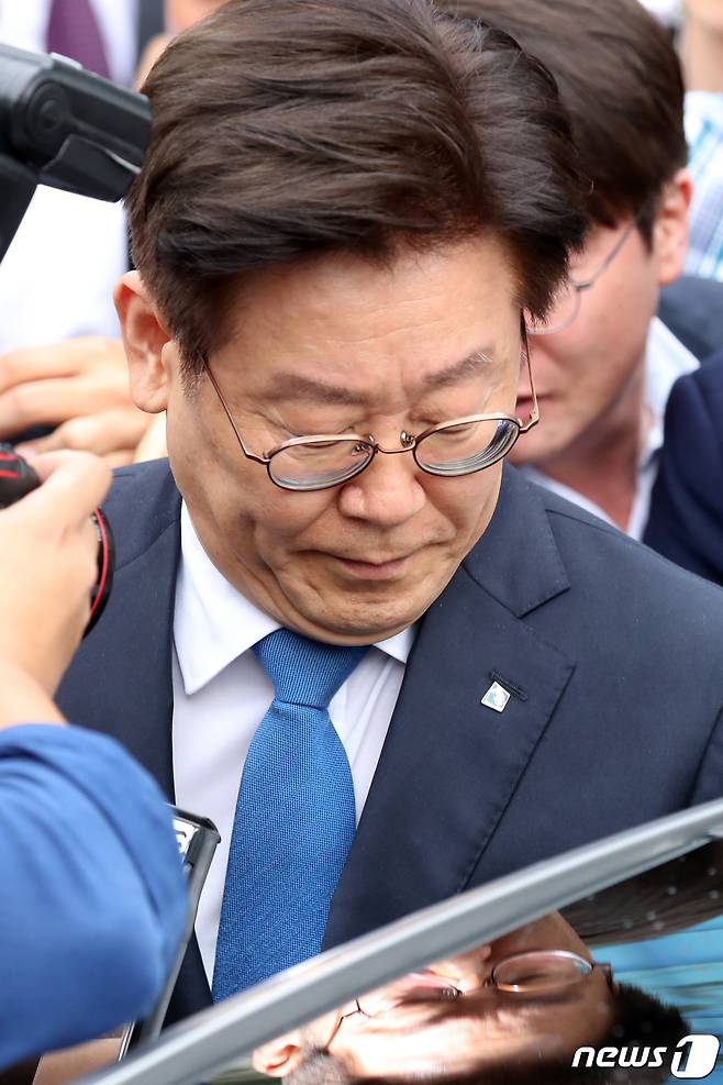 공직선거법 위반 등의 혐의로 기소돼 1심에서 무죄 선고를 받은 이재명 경기도지사가 6일 오후 경기도 수원시 영통구 수원고등법원에서 항소심 선고 공판을 마치고 차량에 탑승하고 있다. 2019.9.6/뉴스1 © News1 조태형 기자