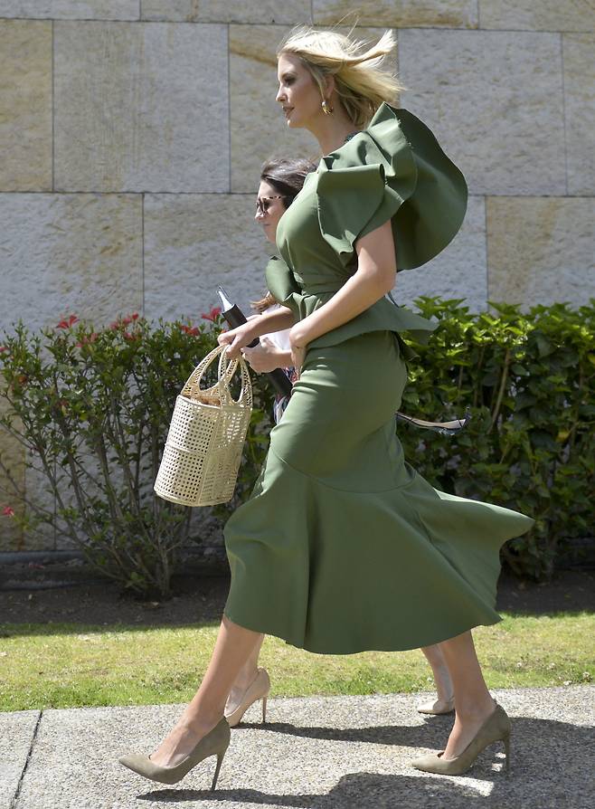 이방카가 지난 3일(현지시간) 콜롬비아 보고타에서 열린 여성관련 행사를 마치고 자리를 뜨고 있다. [AFP=연합뉴스]