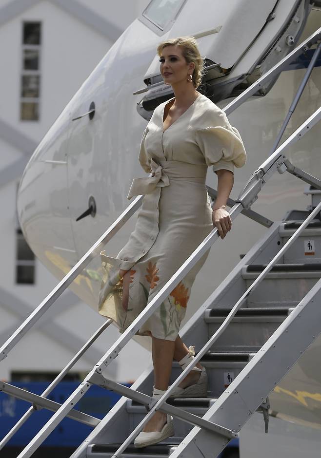 이방카가 지난 4일(현지시간) 콜롬비아 쿠쿠타에 도착해 비행기 트랩을 내려오고 있다. [AP=연합뉴스]