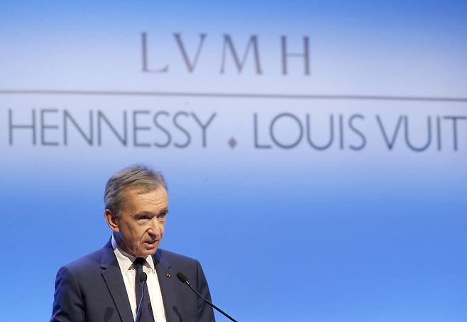 베르나르 아르노 LVMH 회장이 지난해 프랑스 파리에서 그룹 성과를 발표하고 있는 모습. [AP]