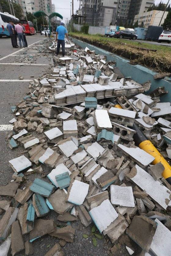'링링'이 한반도를 강타한 7일 오후 인천 중구 한진 택배 담벼락이 무너져 있다. 이 사고로 시내버스 운전기사 A씨가 무너진 담벼락에 깔려 인근 병원으로 옮겨졌으나 숨졌다.[뉴스1]