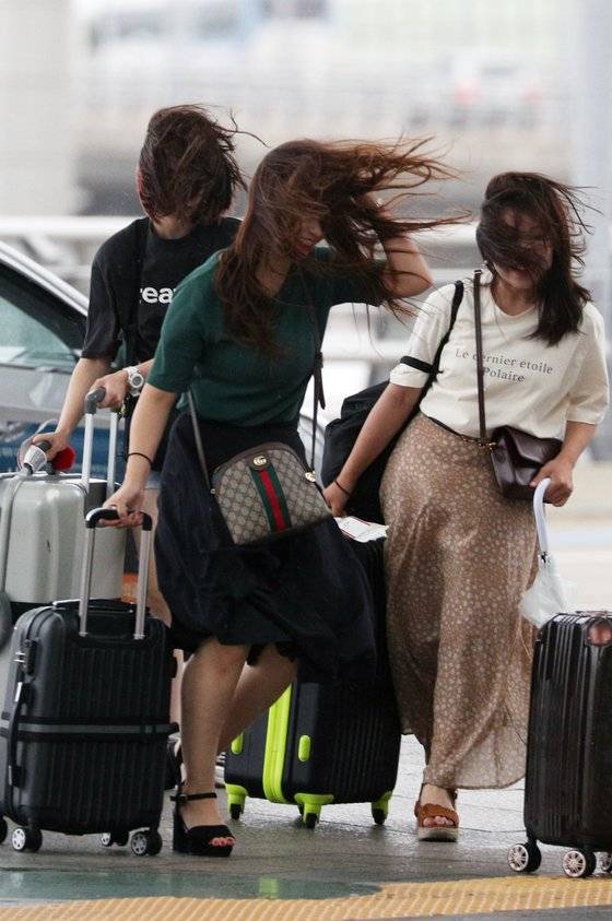 7일 오후 인천국제공항에서 여행객들이 발걸음을 옮기고 있다. [뉴스1]