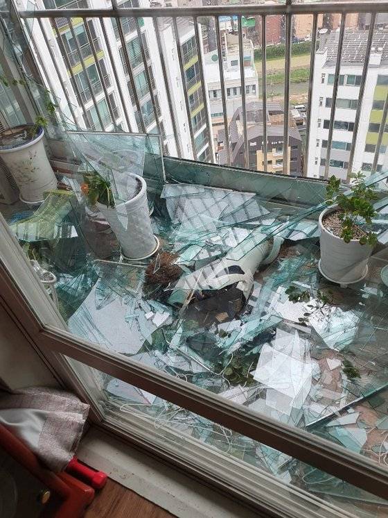 태풍 '링링'의 강풍으로 깨진 아파트 창문   (서울=연합뉴스) 태풍 '링링'이 북상한 7일 서울 구로구 개봉동의 한 아파트 창문이 깨져있다.[사진 구로소방서]