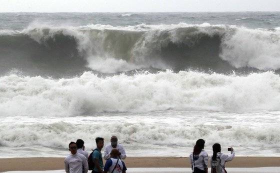 제13호 태풍 '링링'이 북상하면서 태풍 특보가 내려진 7일 부산 해운대 앞바다에서 거대한 파도가 해변을 덮치고 있다. [연합뉴스]