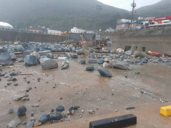 전남 신안 가거도의 방파제 일부가 무너져 방파제의 바위가 여객선 접안부두에 몰려들었다. [연합뉴스]