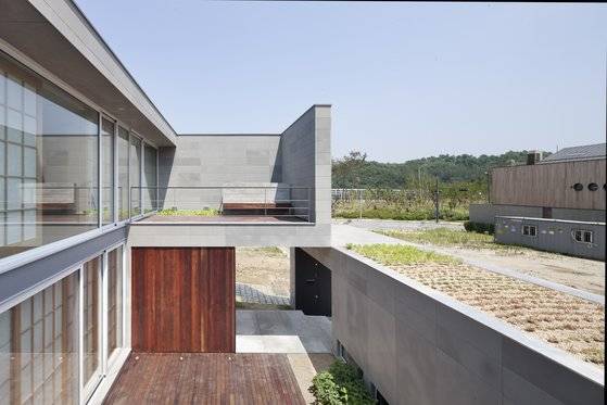 판교 중정형집의 내부. 길쪽으로의 창은 거의 없고, 중정을 향한 내부 창은 크다.［사진 남궁선 작가］