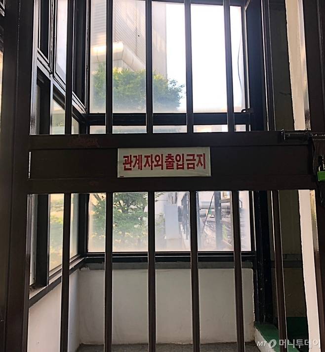 23일 찾은 서울 명동의 한 건물 계단. 옥상으로 진입하지 못하도록 절문에 자물쇠를 달아놨다. /사진=유효송 기자