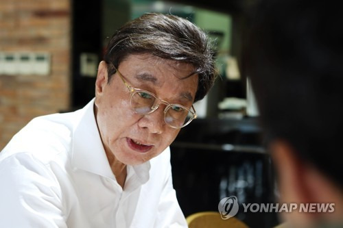표창장 논란 관련 입장 밝히는 동양대 총장 (영주=연합뉴스) 김현태 기자 = 8일 오후 경북 영주시 동양대학교에서 최성해 동양대 총장이 연합뉴스와 만나 조국 법무부 장관 후보자 딸의 표창장 논란과 관련해 입장을 밝히고 있다. 2019.9.8 mtkht@yna.co.kr