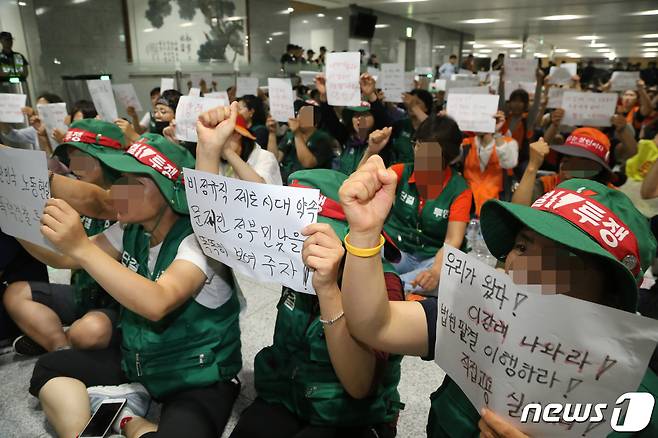 9ì¼ ì˜¤í›„ í•œêµ­ë„ë¡œê³µì‚¬ ê¹€ì²œ ë³¸ì‚¬ 2ì¸µ ë³¼ì—ì„œ 'ì§ì ‘ ê³ ìš©'ì„ ìš”êµ¬í•˜ë©° ì ê±°ë†ì„±ì„ ë²Œì´ê³  ìžˆëŠ” í†¨ê²Œì´íŠ¸ ìš”ê¸ˆ ìˆ˜ë‚©ì›ë“¤ì´ ì†í”¼ì¼“ì„ ë“¤ê³  ì´ê°•ëž˜ ì‚¬ìž¥ì˜ ë©´ë‹´ì„ ìš”êµ¬í•˜ê³  ìžˆë‹¤.ì´ë“¤ì€