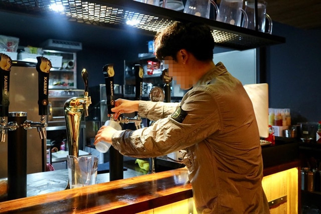 현수는 친구와 함께 맥줏집을 차렸다. 언젠가 자기만의 가게를 낼 계획이다. 현수 제공