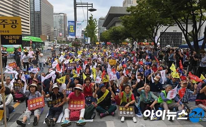 9일 오후 서울 세종로 소공원에서 재개발·재건축조합 연합 모임인 미래도시시민연대가 '분양가 상한제 소급적용 저지 총궐기 대회'를 개최했다. [사진=조성우 기자]