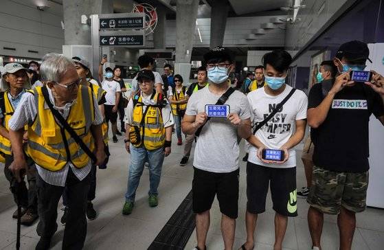 85세 웡 할아버지가 7일(현지시간) 홍콩 퉁충 지역에서 젊은 시위대를 바라보고 있다. [AFP=연합뉴스]