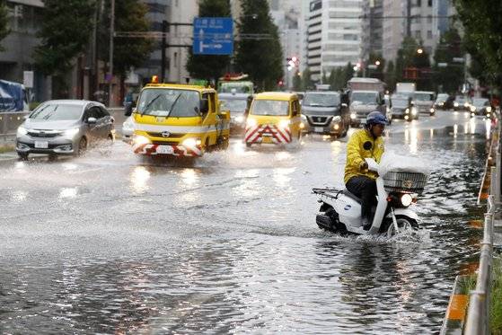 9일 오전 일본 도쿄의 거리가 태풍 영향으로 많은 비가 내려 일부 도로가 침수됐다. [AP=연합뉴스]