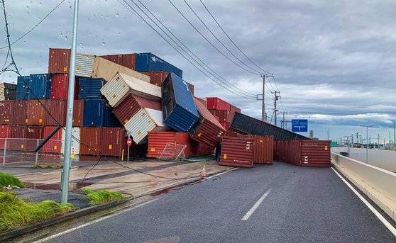 일본에 상륙한 태풍 파사이의 영향으로 한 부두의 컨테이너가 무너져 내렸다. [트위터 캡쳐]