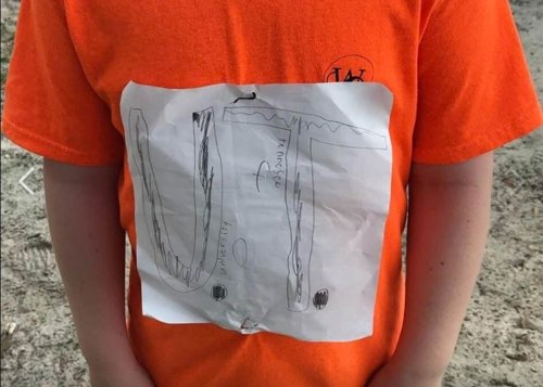 미국의 한 초등학생이 지난 2일 학교에 처음 입고 온 '수제' 테네시주립대 티셔츠. [로라 스나이더 교사 페이스북=연합뉴스]