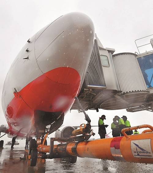 램프에 있던 비행기가 다시 활주로로 나가기 위해 토잉카와 연결된 모습. 출발을 기다리던 JAS 직원들이 브릿지(게이트와 비행기 입구 연결 통로) 밑에서 비를 피하고 있다.