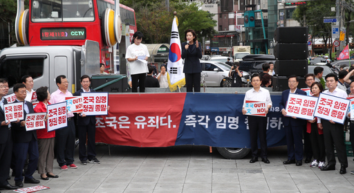 10일 서울 신촌에서 열린 자유한국당 ‘살리자! 대한민국 문재인 정권 순회 규탄대회’에서 나경원 원내대표가 발언하고 있다.
