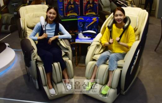 10일 이마트 영등포점 일렉트로마트 매장에서 모델들이 추석 연휴에 앞서 명절 증후군을 달래는 안마기와 마사지기등 ‘힐링 상품’을 선보이고 있다. 이마트는 안마용품을 필두로 완구와 구스 다운 등을 저렴한 가격에 준비했다. 2019.9.10.   이종원 선임기자 jongwon@seoul.co.kr