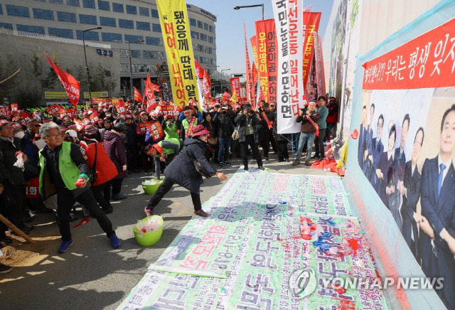 지난 5월 26일 세종시 정부세종청사 국토교통부 앞에서 3기신도시 반대연합회 주민들이 3기 신도시 백지화를 요구하며 김현미 국토부장관과 해당 지역자치단체장들과의 3기신도시 발표 당시 사진에 물주머니를 던지고 있다./연합뉴스