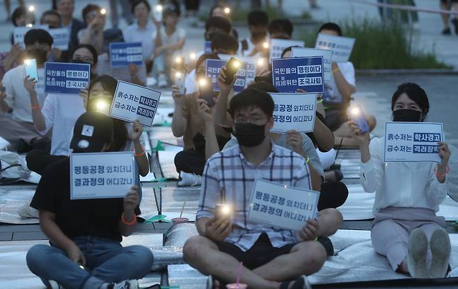 9일 오후 부산대 정문에서 재학생과 졸업생들이 조국 법무부 장관 임명을 반대하는 세 번째 촛불집회를 열고 있다. 연합뉴스