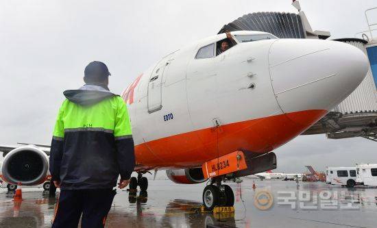 무사히 도착한 제주항공 7C100편 부기장이 조업사 직원에 향해 손을 흔들고 있다.